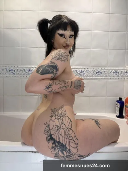 come and join my bubble butt in the bubble bath :3
