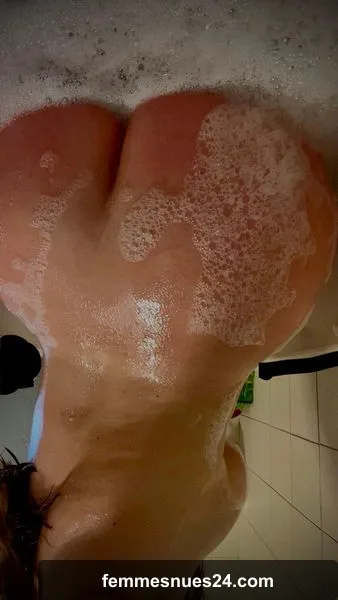 Bubbles and butt👀